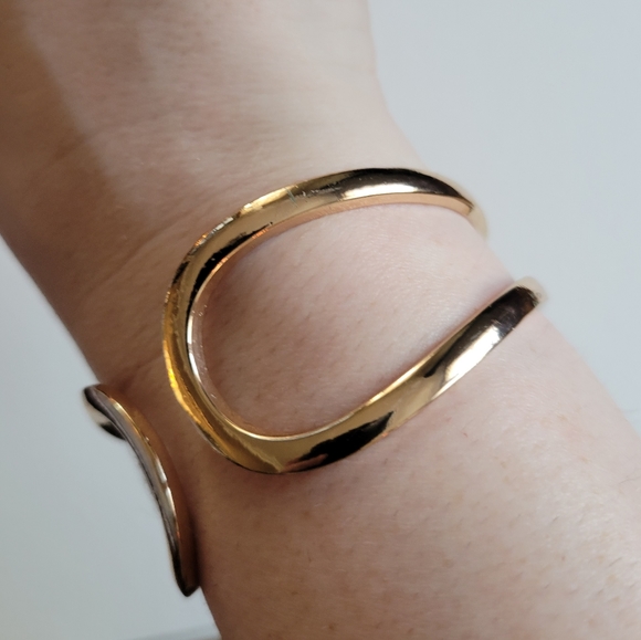 Gold tone clamper bracelet minimalist curved lines - Picture 8 of 11